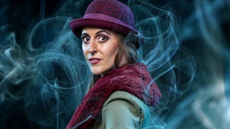 Portret van een vrouw met een hoed en sjaal, omgeven door wisps van blauwe rook.