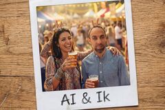 Twee personen staan op een festivalterrein met bekers bier, terwijl één van hen speels konijnenoortjes achter de ander maakt binnen een polaroidkader met de tekst ‘AI & Ik’.