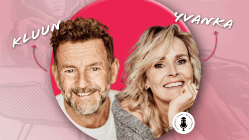Afbeelding van Kluun en Yvanka met een roze achtergrond, bedoeld voor een podcast of interviewpromotie.