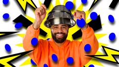 Lachende persoon in oranje trui draagt omgekeerde metalen kommen op het hoofd, omringd door blauwe stippen en gele bliksemschichten tegen een fel grafische achtergrond.