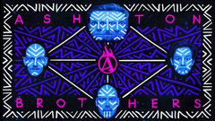 Abstracte afbeelding met vier gezichten, in blauwe tinten, omringd door geometrische patronen en de tekst "Ashton Brothers".