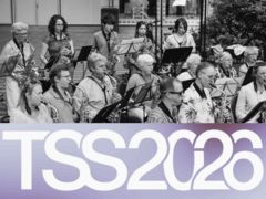 Zwart-wit orkest met blazers achter muzieklessenaars, onderaan brede paarse balk.