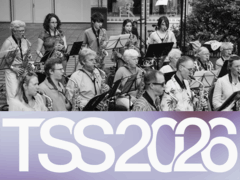 Zwart-wit orkest met blazers achter muzieklessenaars, onderaan brede paarse balk.