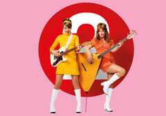 Twee performers in retro jurken spelen snaarinstrumenten voor groot rood cirkeldecor.