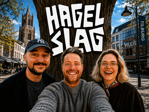 Groep van drie mensen poseert voor een grote boom in een stadsomgeving, met de tekst "HAGELSLAG" op de achtergrond.