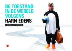 Persoon in pinguïnpak staat op wit vlak, houdt wereldbol en leren tas vast.