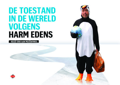 Persoon in pinguïnpak staat op wit vlak, houdt wereldbol en leren tas vast.
