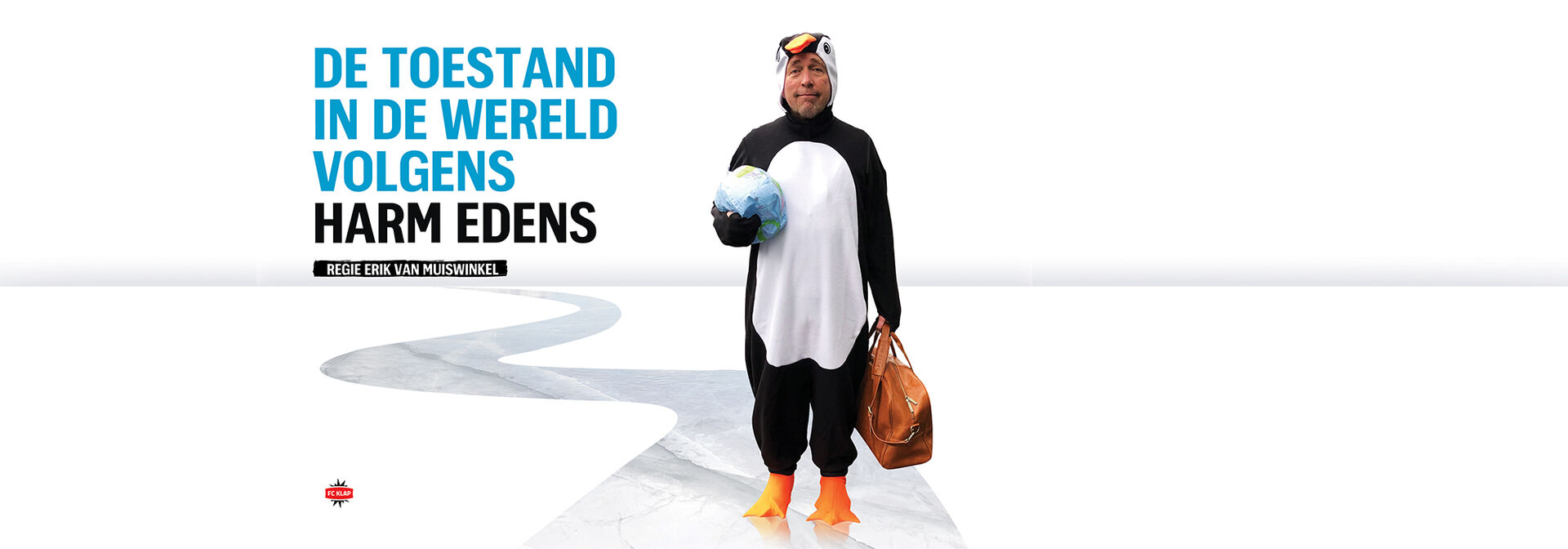 Persoon in pinguïnpak staat op wit vlak, houdt wereldbol en leren tas vast.