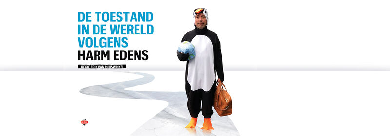 Persoon in pinguïnpak staat op wit vlak, houdt wereldbol en leren tas vast.