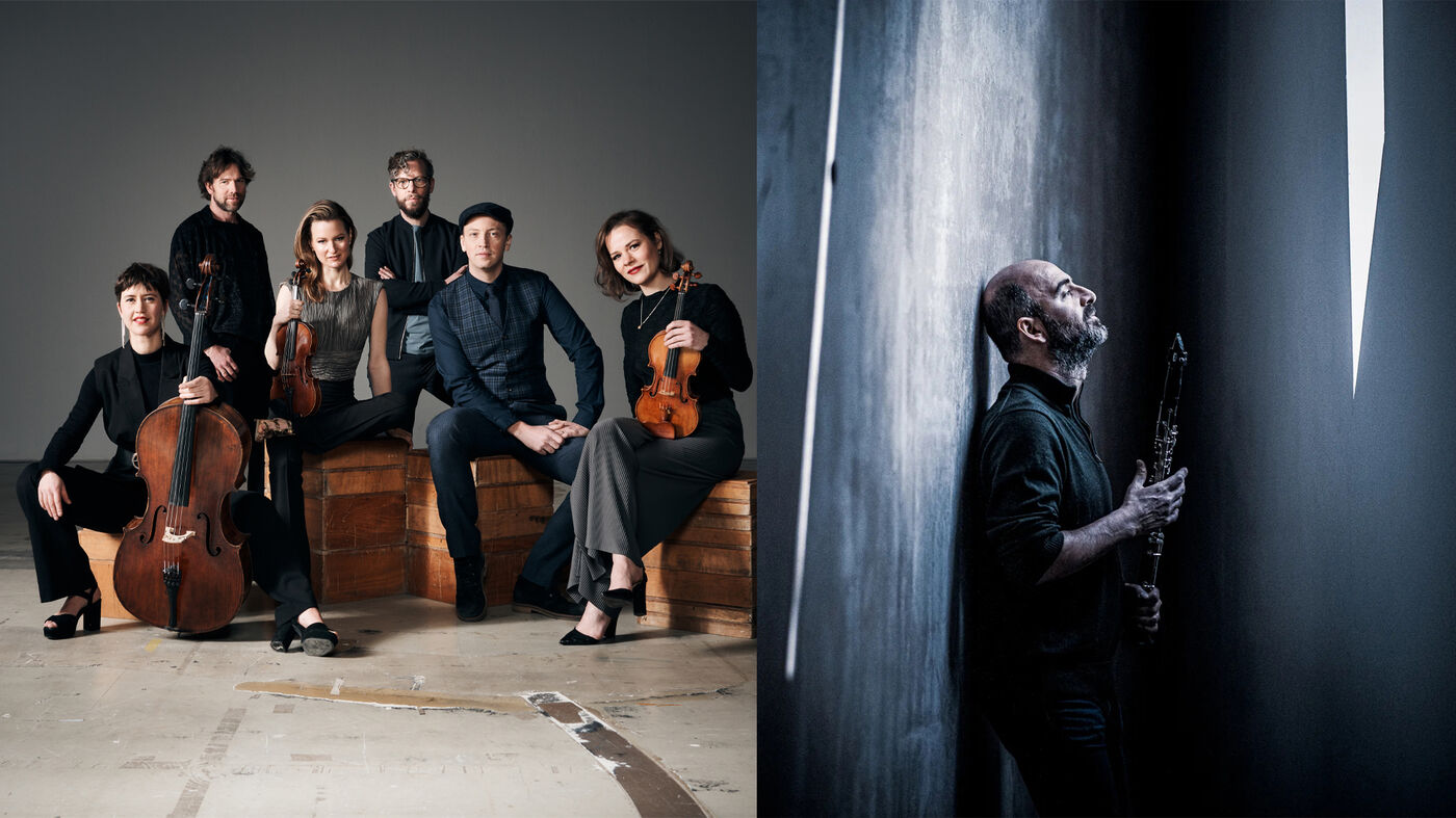 Een muzikaal ensemble bestaande uit zes leden, met verschillende instrumenten, staat poseert links, en een muzikant met een instrument kijkt naar een muur rechts.