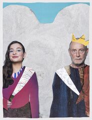 Afbeelding van een vrouw en een oudere man in traditionele kleding, met een bergachtige achtergrond en een kroon op het hoofd van de man.