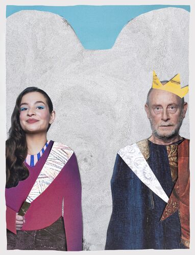 Afbeelding van een vrouw en een oudere man in traditionele kleding, met een bergachtige achtergrond en een kroon op het hoofd van de man.