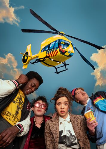 Groep jongeren kijkt omhoog naar een felgekleurd helikopter onder een blauwe lucht met enkele wolken.