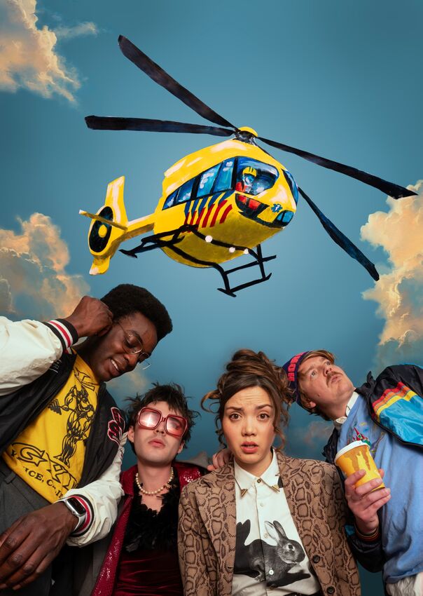 Groep jongeren kijkt omhoog naar een felgekleurd helikopter onder een blauwe lucht met enkele wolken.