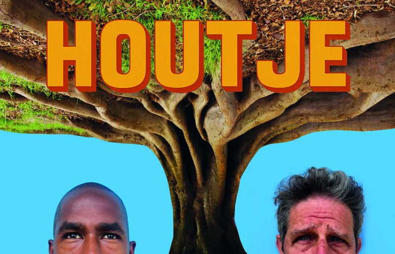 Close-up van twee mannen onder een grote boom met de tekst "HOUTJE" boven hen in een opvallend lettertype.