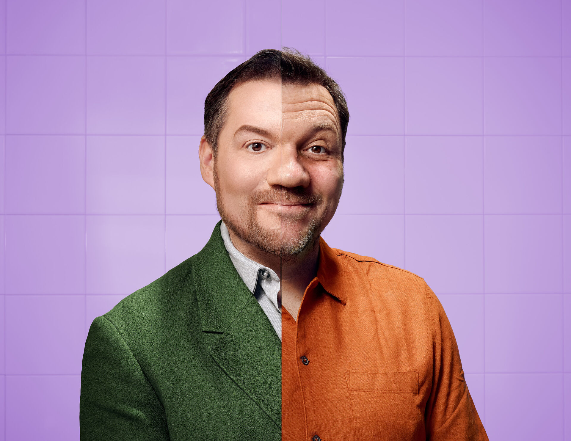 Klaas van der Eerden waarvan het bovenlichaam in twee helften is verdeeld, met links een groene blazer en rechts een oranje overhemd, tegen een lichtpaarse achtergrond met subtiele tegelstructuur.