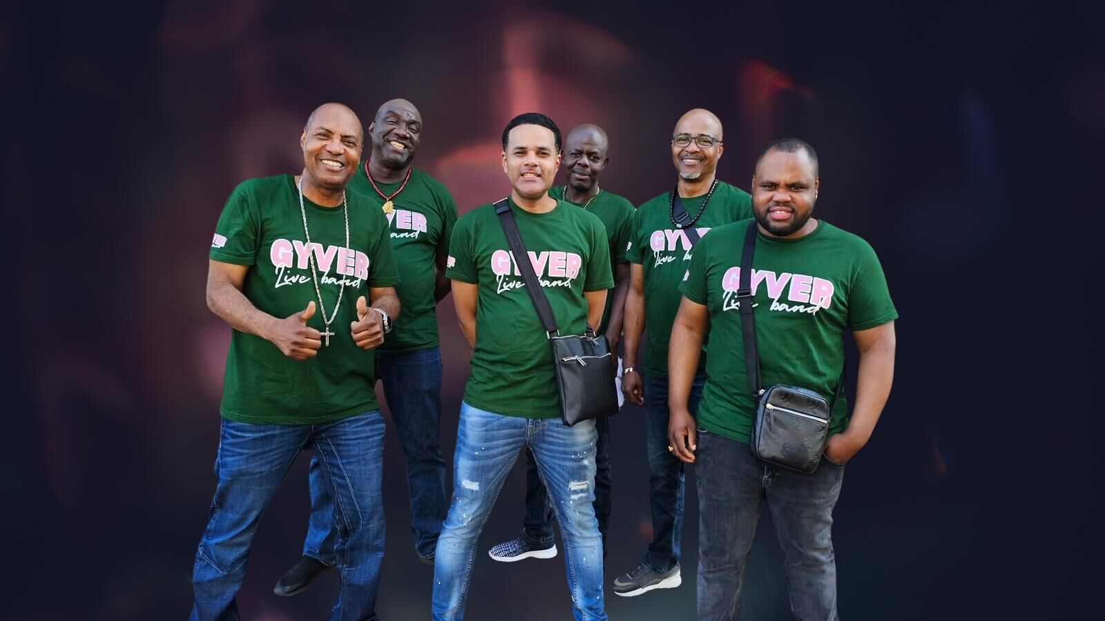 Zes mensen in groene T-shirts poseren samen voor een achtergrond met een vage, kleurrijke uitstraling.