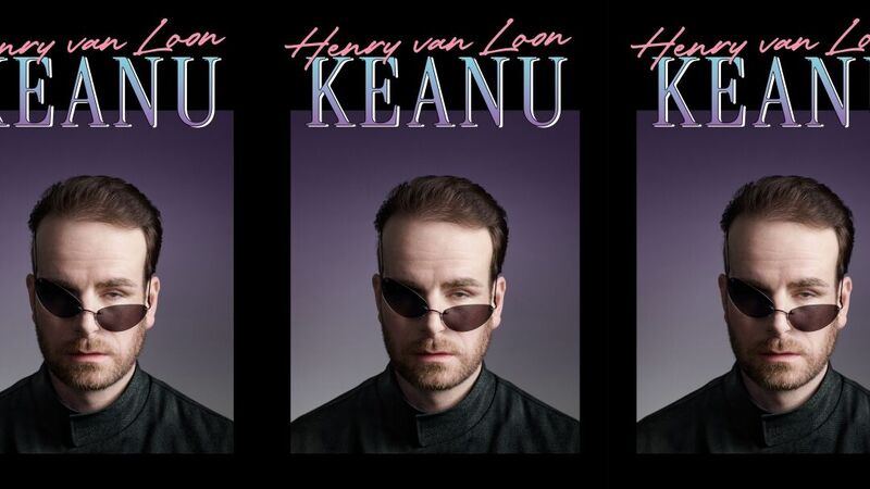 Frontaal portret van een persoon met half gezakte zonnebril tegen paarse achtergrond.
