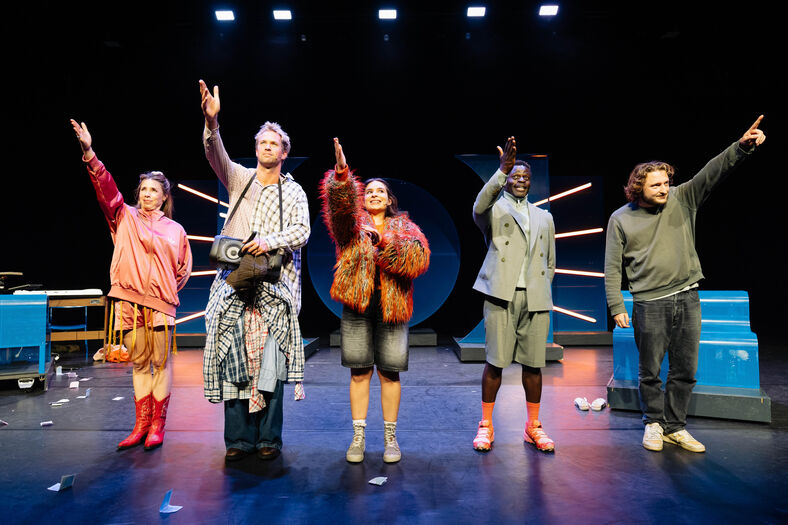 Kiki van Deursen, Milan Sekeris, Yasmina Abdelmoumen, Michiel Blankwaardt en Greg Nottrot _ Credit_ Sjoerd Derine _ Doekje voor het bloeden, Podium Hoge Woerd