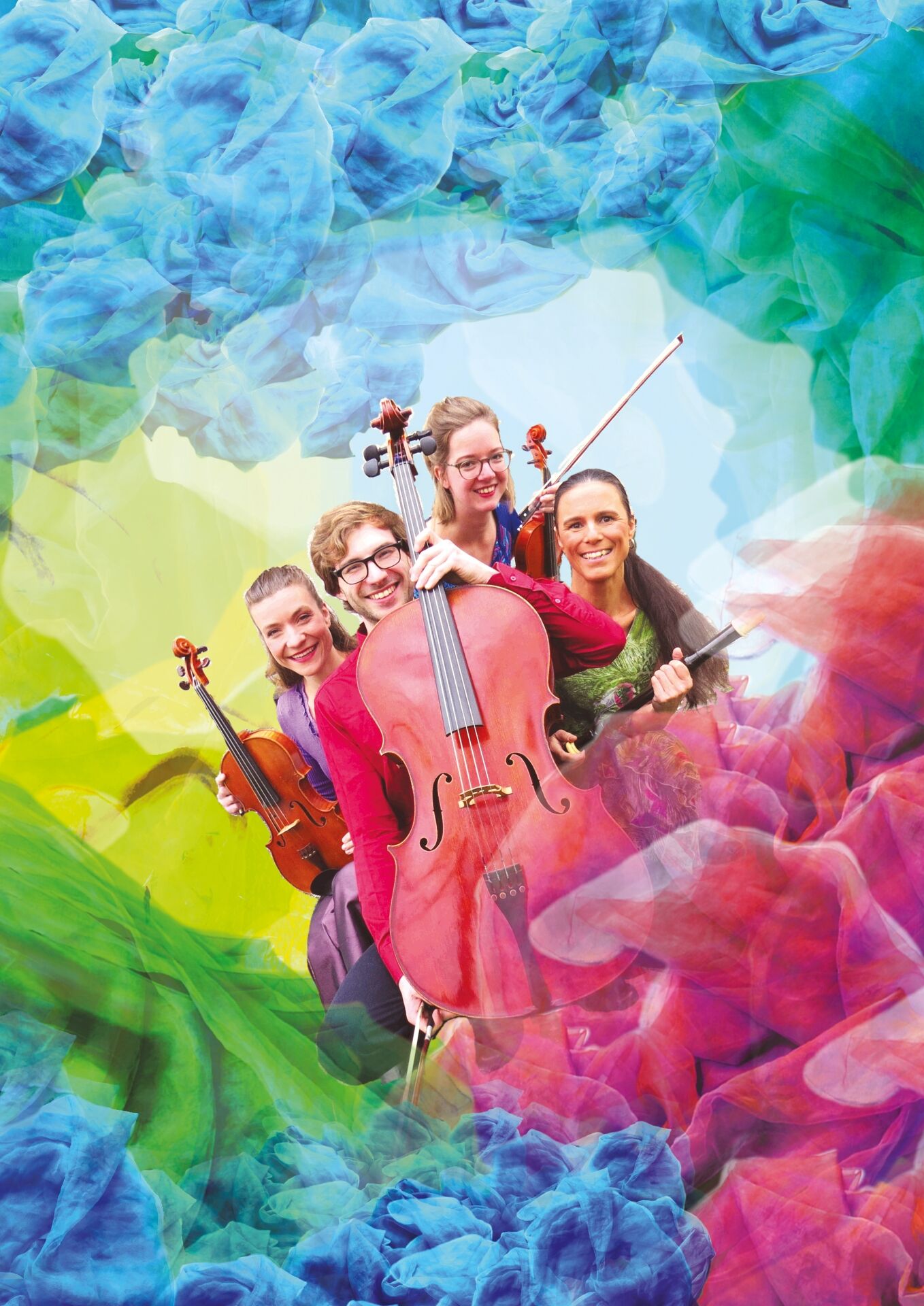 Groep muzikanten met strijkinstrumenten, omringd door kleurrijke abstracte vlekken in blauw en groen.