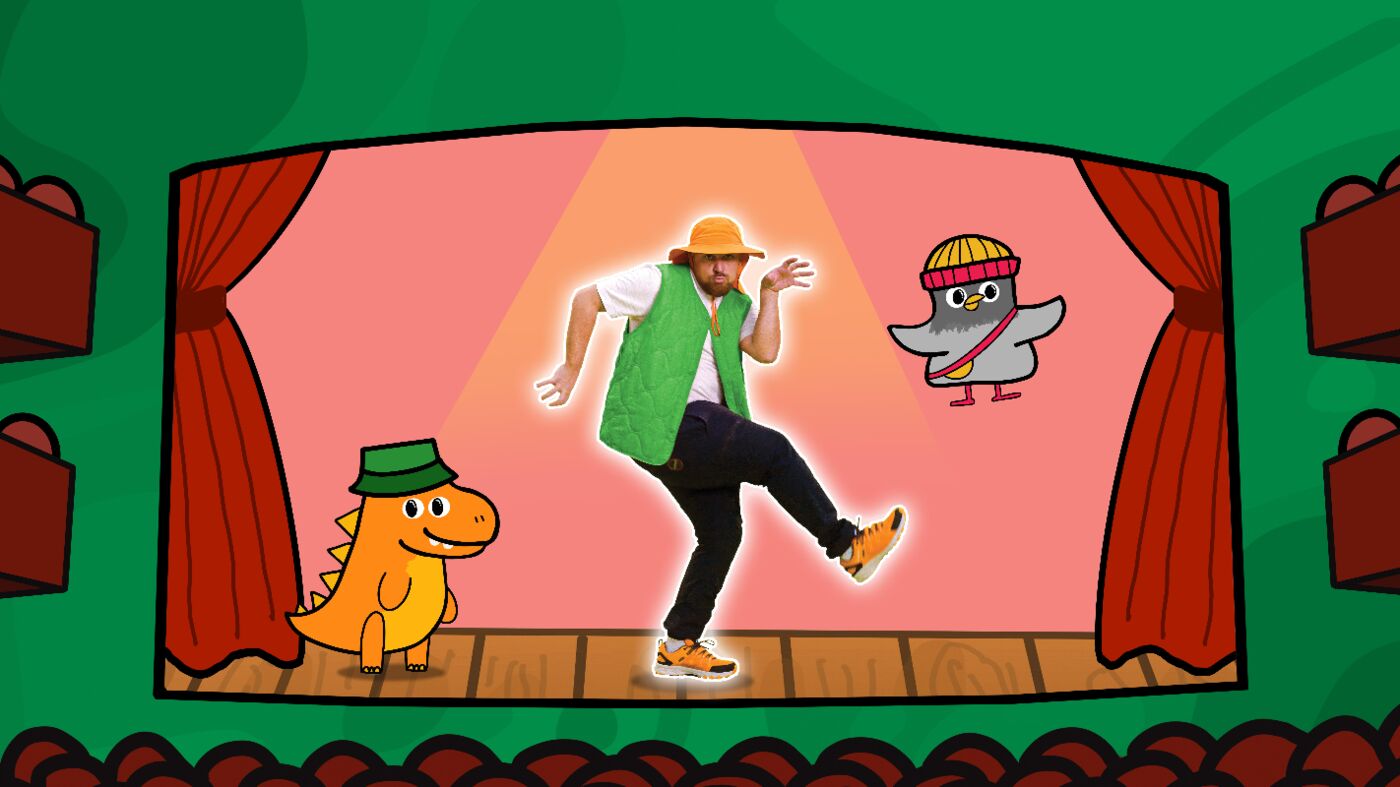 Persoon danst op podium tussen getekende dinosaurus en vogel, met rode gordijnen en stoelen.