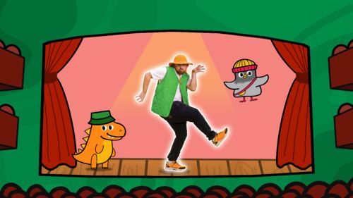Persoon danst op podium tussen getekende dinosaurus en vogel, met rode gordijnen en stoelen.