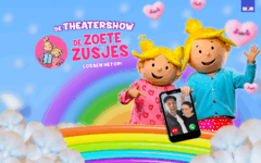 Twee figuren met blonde haren houden telefoon vast op regenboog met wolken en hartjes.