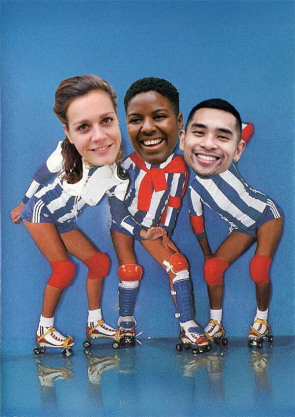 Drie mensen met verschillende gezichten dragen gestreepte outfits en schaatsen op rollerblades tegen een blauwe achtergrond.