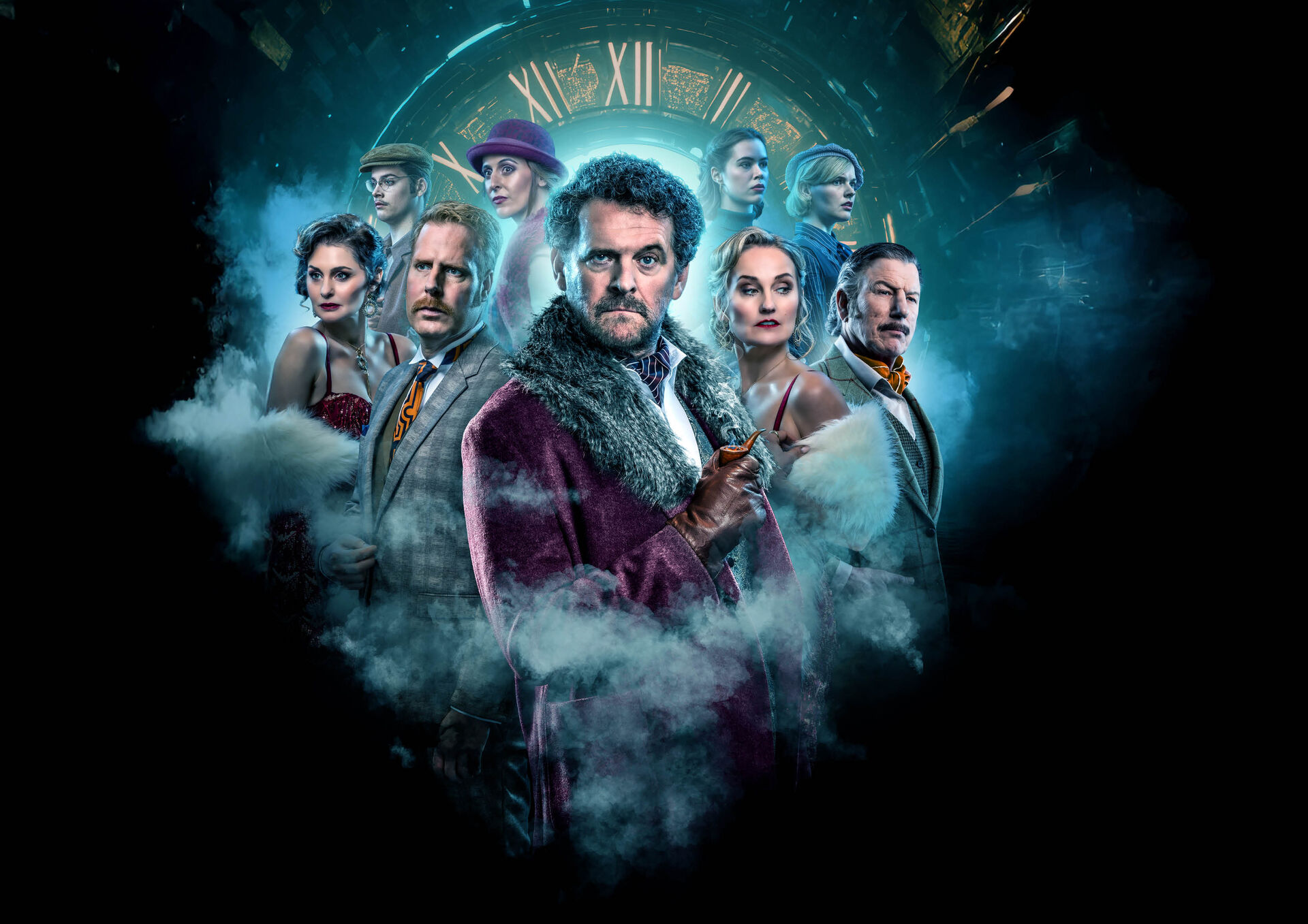 Groep personen in theatrale kostuums staat in rook voor een fel verlicht klokportaal.