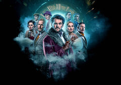 Groep personen in theatrale kostuums staat in rook voor een fel verlicht klokportaal.