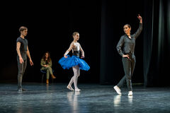 Igone de Jongh met twee dansers in balletkleding, tijdens een masterclass op het podium.