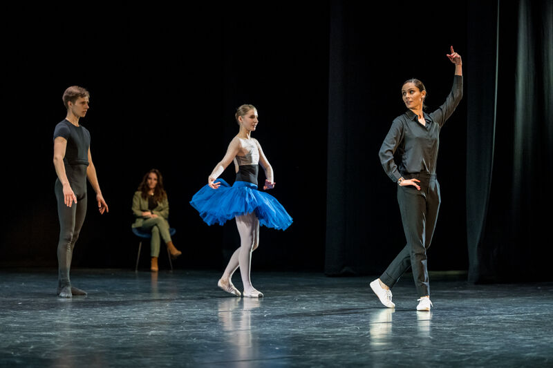 Igone de Jongh met twee dansers in balletkleding, tijdens een masterclass op het podium.