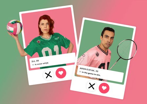 Wisselend gekantelde polaroidachtige sportportretten van twee personen met felgekleurde achtergronden, één met volleybal en één met badmintonracket, elk voorzien van een naamlabel en icoontjes.