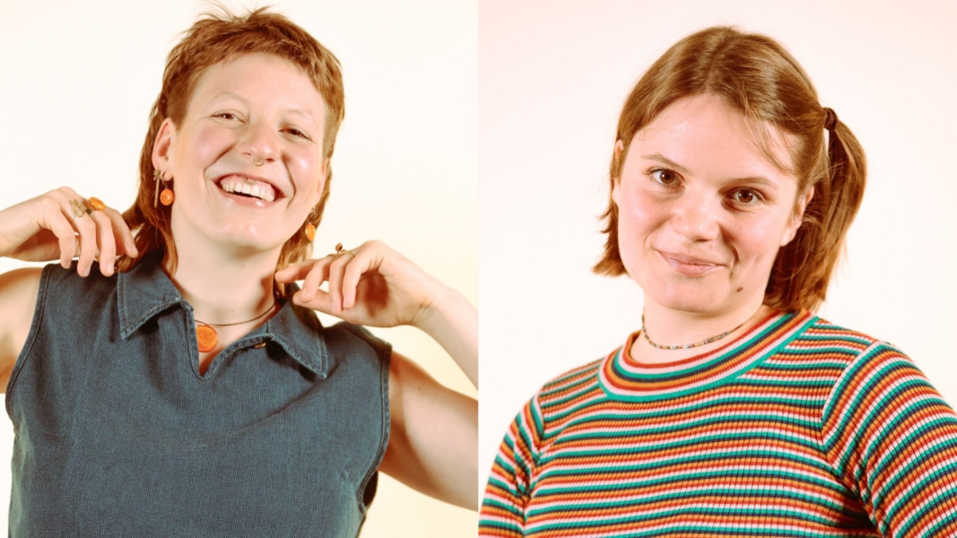 Twee vrouwen poseren voor een lichte achtergrond; de linker vrouw glimlacht, de rechter vrouw kijkt neutraal.