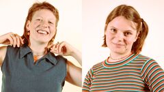 Twee vrouwen poseren voor een lichte achtergrond; de linker vrouw glimlacht, de rechter vrouw kijkt neutraal.