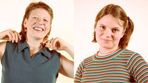 Twee vrouwen poseren voor een lichte achtergrond; de linker vrouw glimlacht, de rechter vrouw kijkt neutraal.