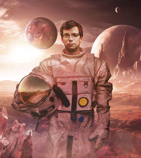 Pieter Derks in een astronautenpak op een planeet in de ruimte met op de achtergrond de aarde en ander planeten.