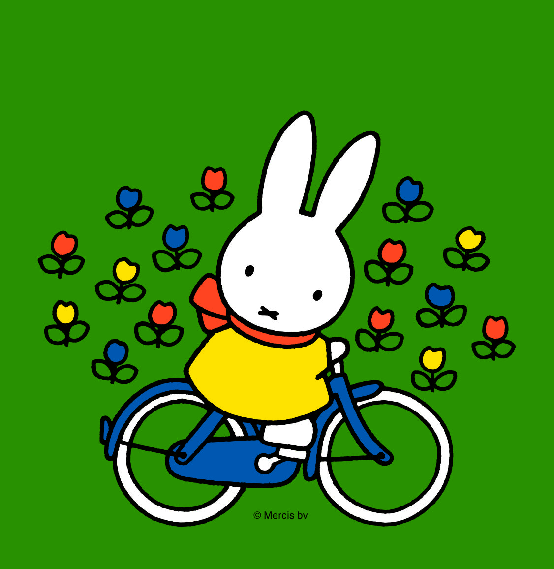 Nijntje op een blauwe fietst voor een groene achtergrond met gekleurde bloemen.