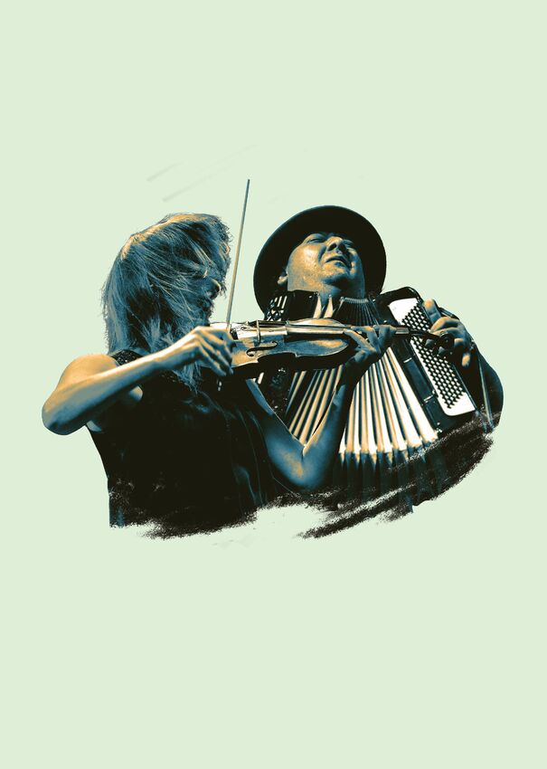Twee muzikanten spelen samen, één met een viool en de ander met een accordeon, op een lichte achtergrond.