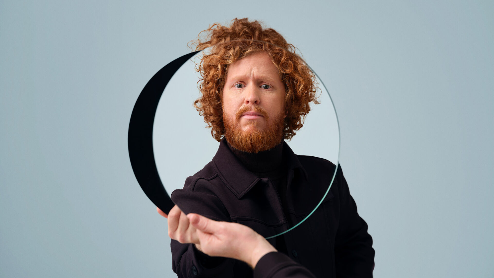 Kasper van der Laan houdt een grote ronde vorm voor zich vast.