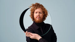 Kasper van der Laan houdt een grote ronde vorm voor zich vast.