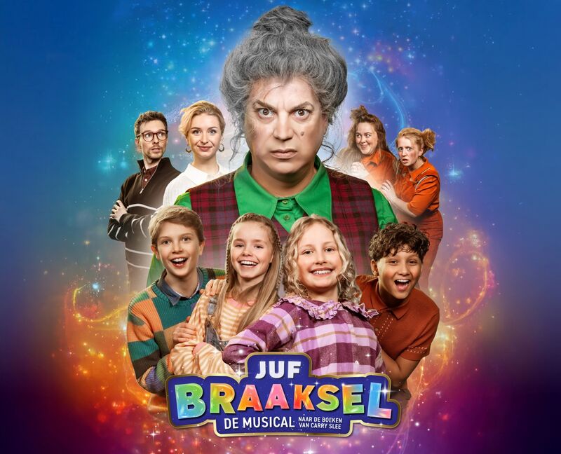 Grote centrale figuur omringd door meerdere personen, voor kleurrijke kosmische achtergrond.