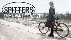 Alt-tekst: Vrouw in historisch kostuum met een fiets, staand op een open veld; promotiemateriaal voor de film "Spitters".