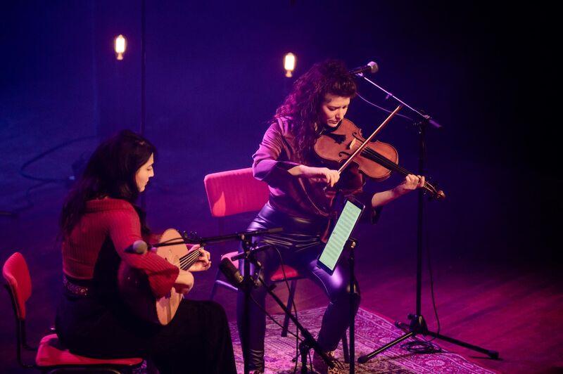 Stuwende klanken van de ud & lyriek van de viool