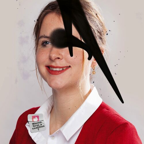 Persoon in rood vest en wit overhemd draagt badge met tekst, zwart object kruist het gezicht.