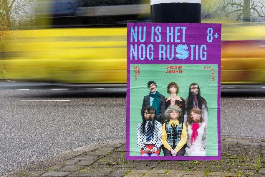 Poster met zes personen in retro kleding, zittend en staand tegen groene achtergrond, paars kader.