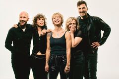 Leden van de band Krezip staan naast elkaar tegen een lichte achtergrond.