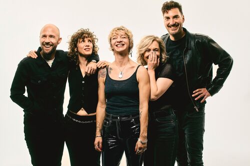 Leden van de band Krezip staan naast elkaar tegen een lichte achtergrond.