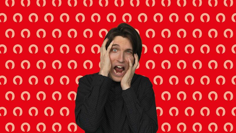 Persoon met een verontruste uitdrukking en handen op het hoofd, voor een rode achtergrond met witte, herhalende logo's.