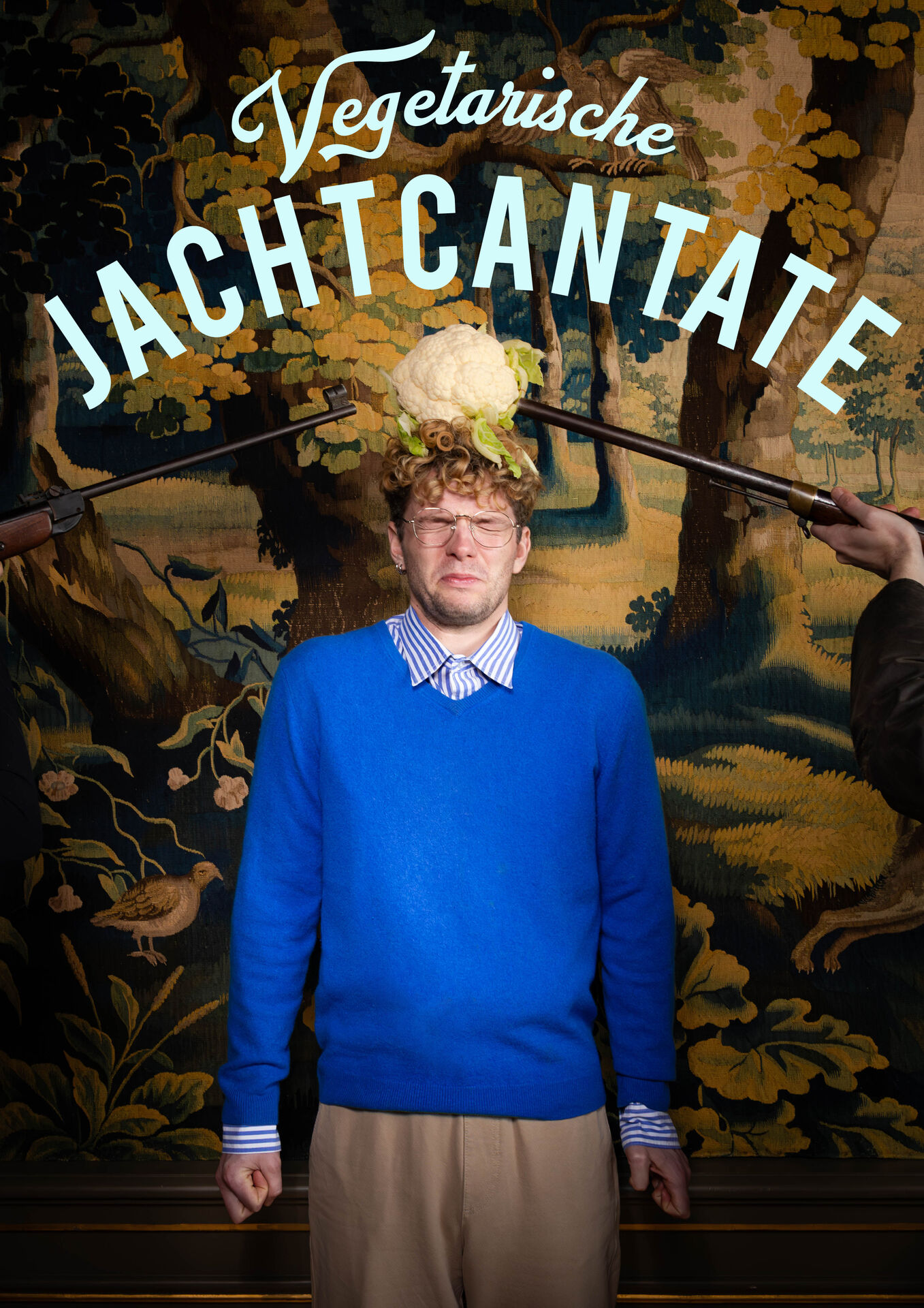 Man in blauwe trui met een bloemkool op zijn hoofd, omringd door jachtwapens, met de tekst "Vegetarische Jachtcantate".